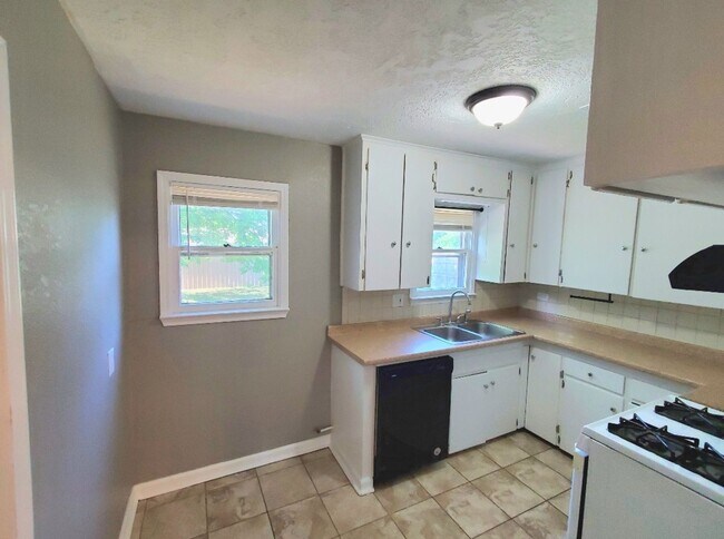 Building Photo - 2 Bed 1 Bath 1 Car Garage in the Bill Atki...