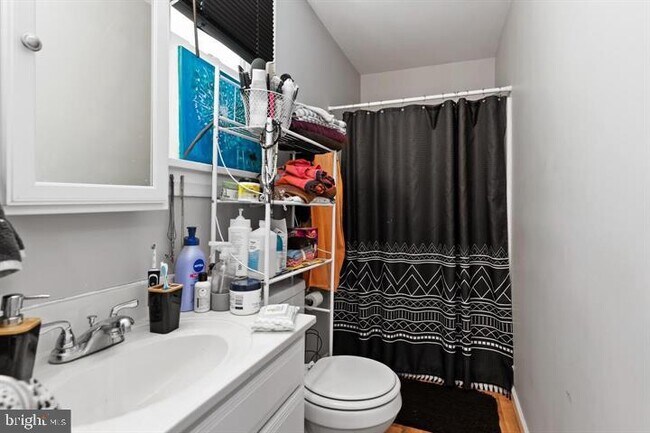 Building Photo - 220 Lincoln St