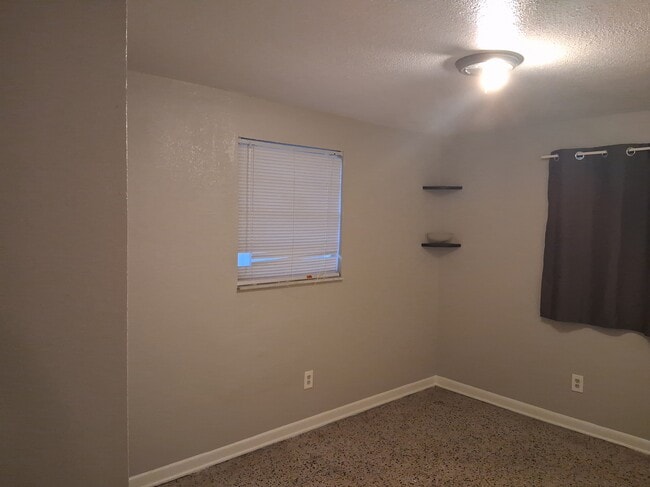Building Photo - 4612 Ashland Dr
