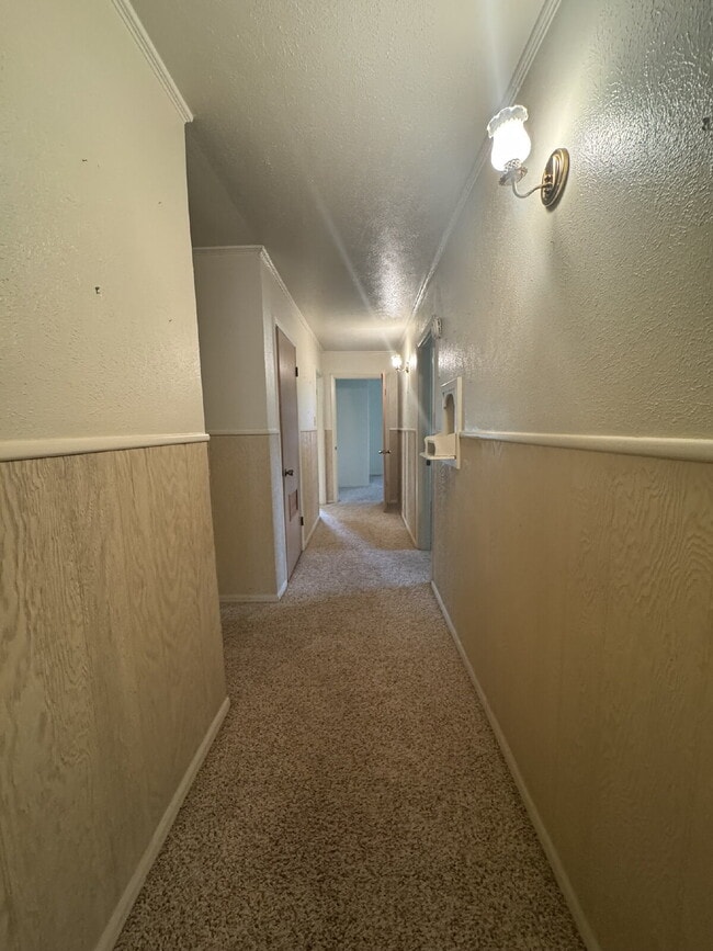 Building Photo - 3 bedroom 2 bath over 2000 sq ft, one bloc...
