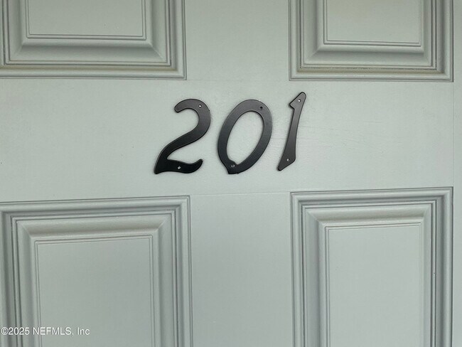 Building Photo - 318 Arricola Ave