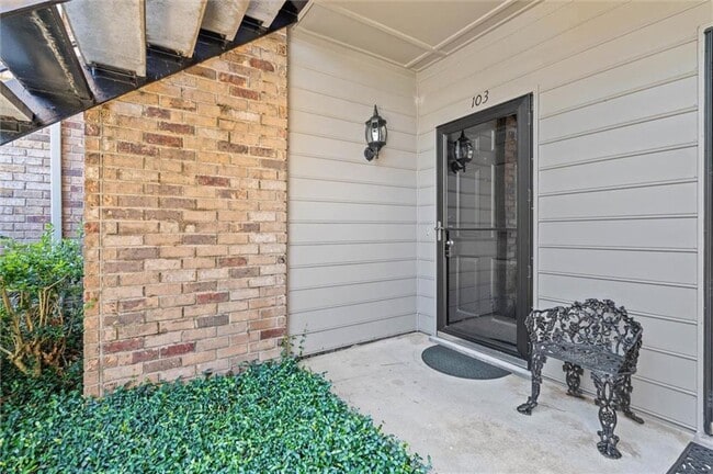 Building Photo - 1260 Sutton Ct