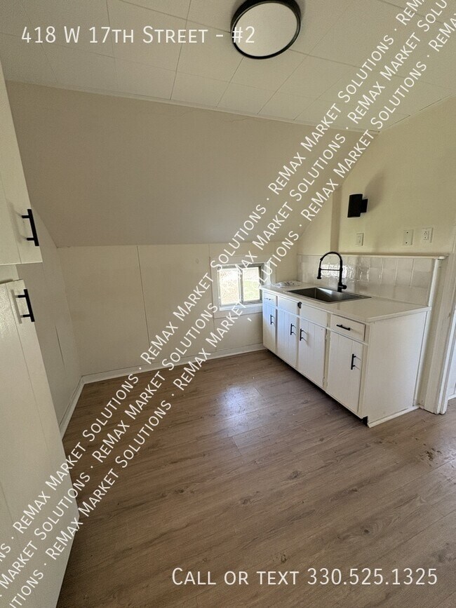 Building Photo - 418 W 17th St