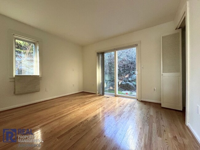 Building Photo - Charming 3BR/2BA End Unit Townhome-Now Available!!