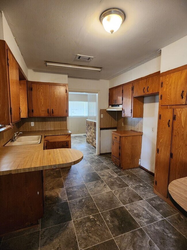 Building Photo - 638 Bringhurst Dr