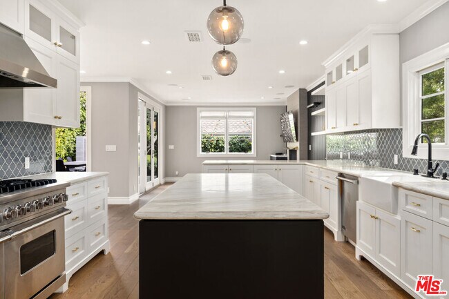 Building Photo - 100 N La Jolla Ave