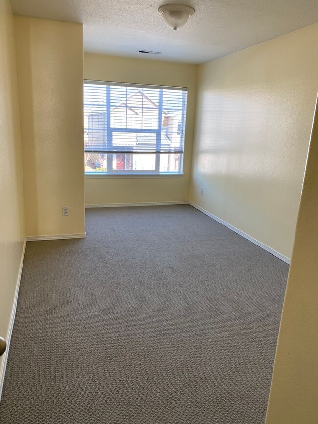 Building Photo - Fantastic Townhome close to Nike