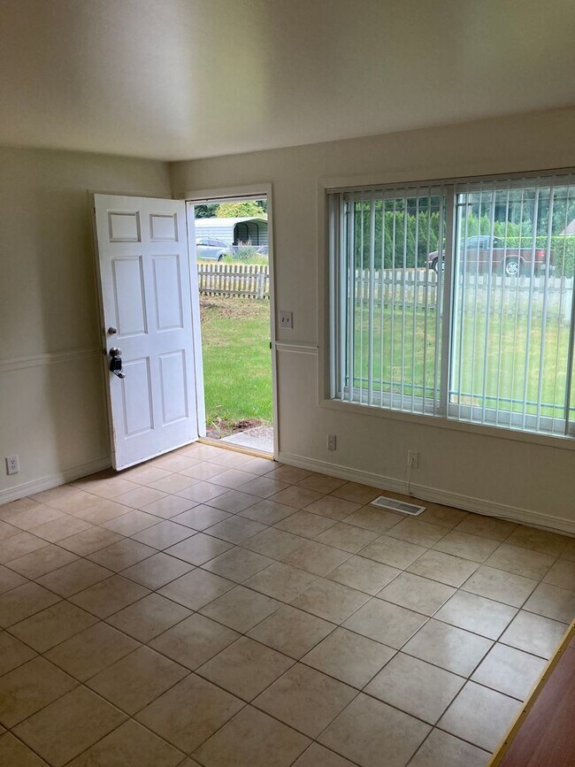 Building Photo - Cozy 4-Bedroom 1.5 Bath Gem with Fenced Ya...