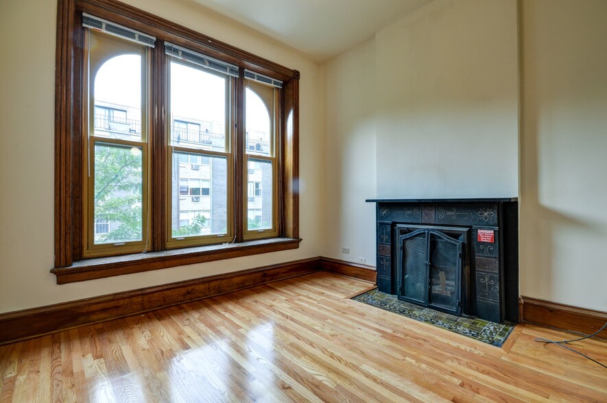 Primary Photo - 2247 N Lincoln Ave