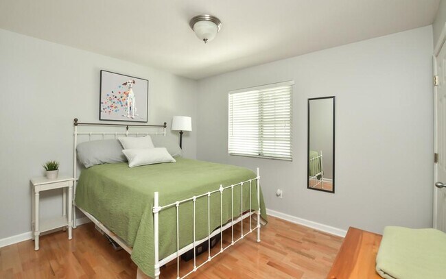 Building Photo - 210 Sampson St NE