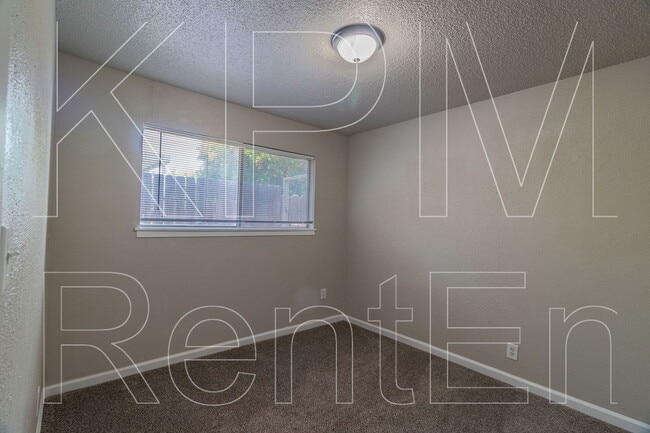 Building Photo - 206 Goya Dr