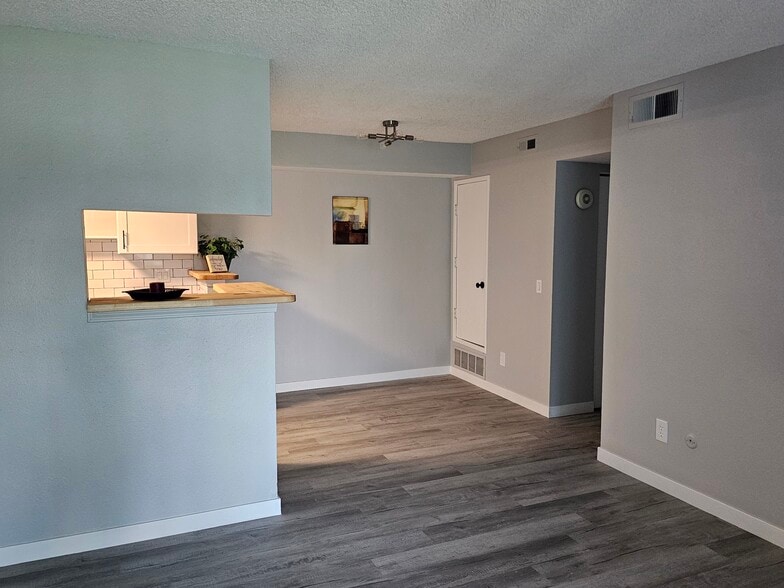 Building Photo - 8555 Fairmount Dr