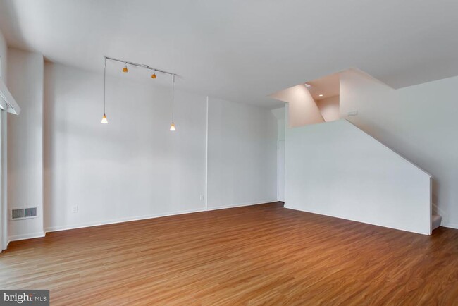 Building Photo - 11121 Watermans Dr
