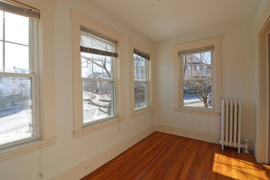 Building Photo - 54 Maplewood St