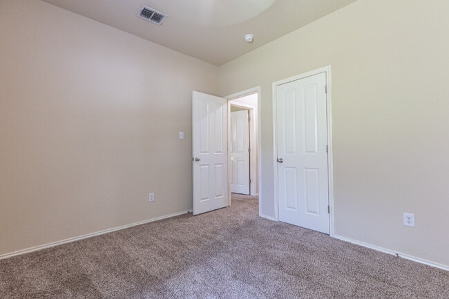 Building Photo - 906 Ashbury Bluff