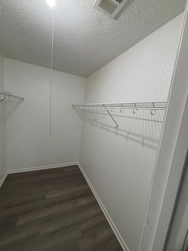 Primary Photo - Large 2 bdrm/1.5 bath apt in Independence