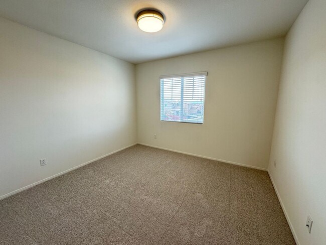 Building Photo - Beautiful 5Bd/3.5Ba Home in Cul-de-Sac in Riverside w/new Turf Back Yard and New Carpet!