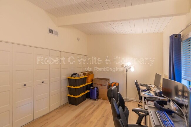 Building Photo - 102 Ledgebrook Dr