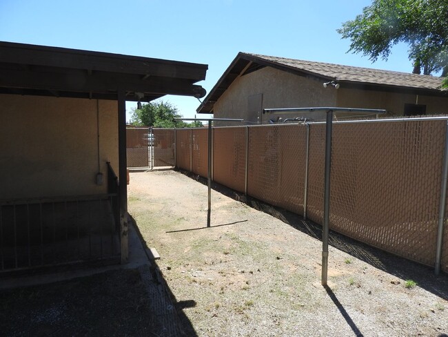 Building Photo - 4 Bedroom with large yard