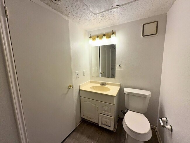 Building Photo - 2613 Amherst Ct
