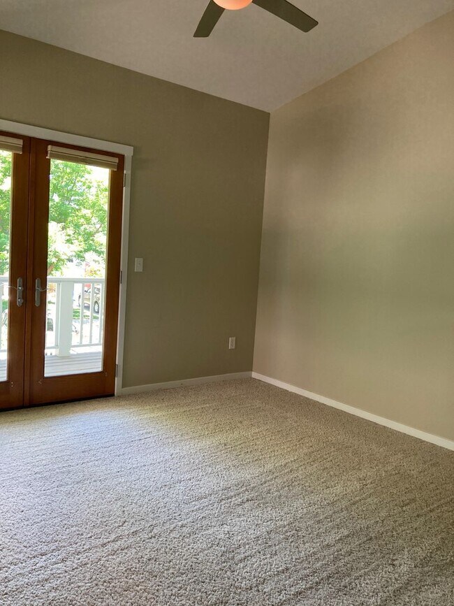 Building Photo - 3BR/3BA with FP, fenced front yard, lots of beautiful upgrades!