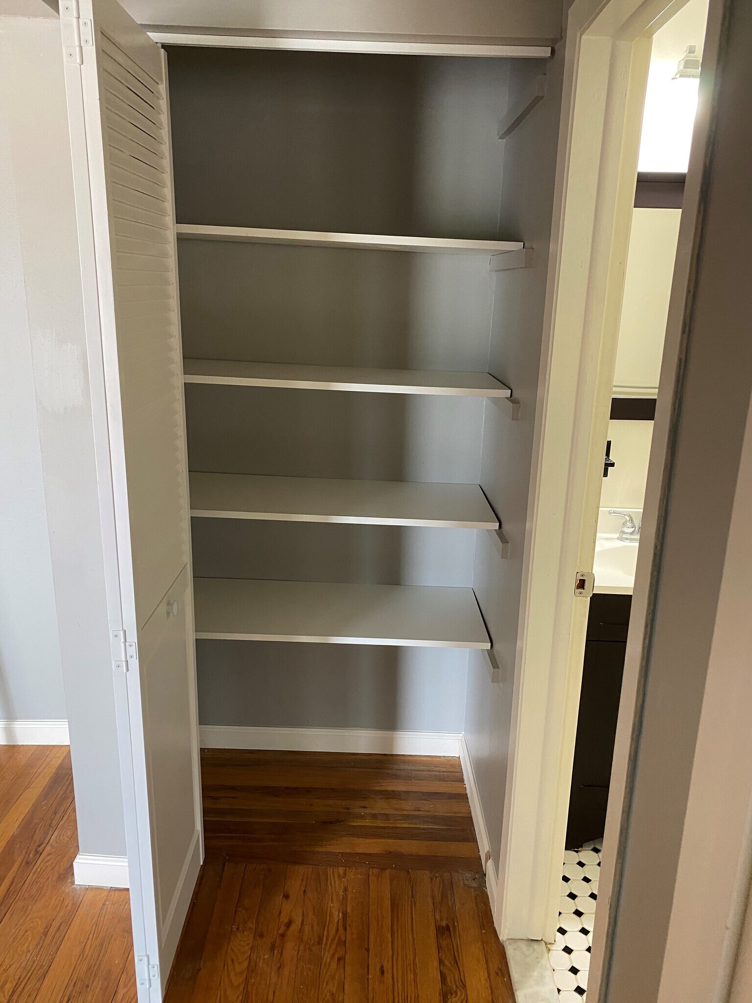 Building Photo - 6 Colonial Rd