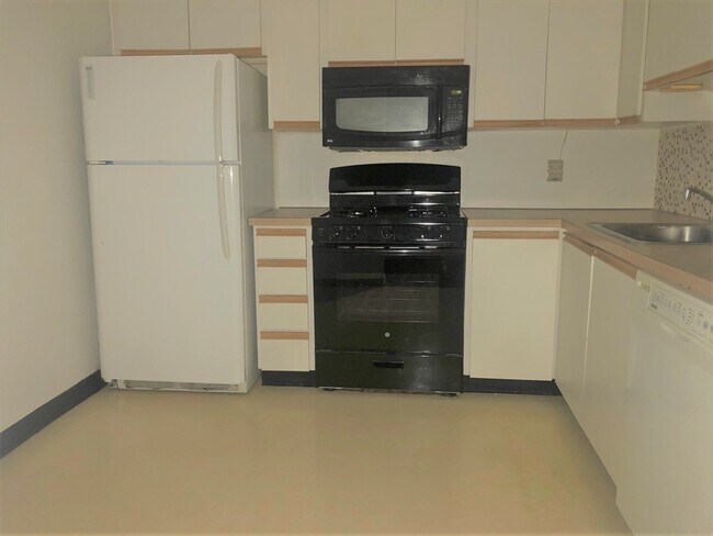 Building Photo - 1550 Worcester Rd