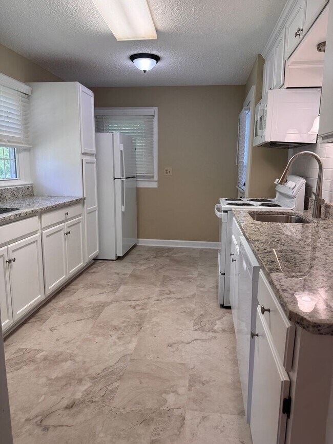 Building Photo - 3 Bed, 1 Bath Newly Renovated Home in Asheboro!
