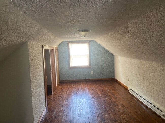 Building Photo - Charming 3 Bedroom 1 Bath Home on Eastside Of Lorain