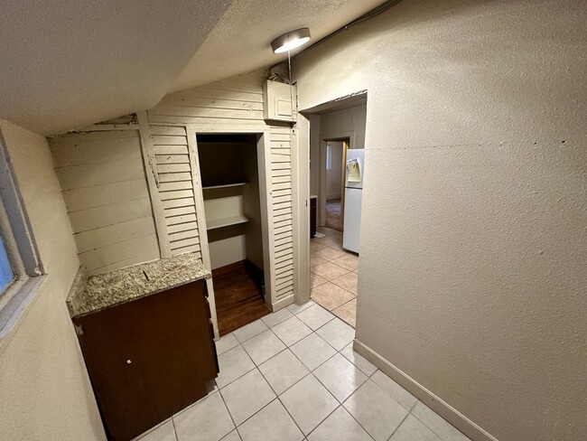 Building Photo - 406 E Kiowa St