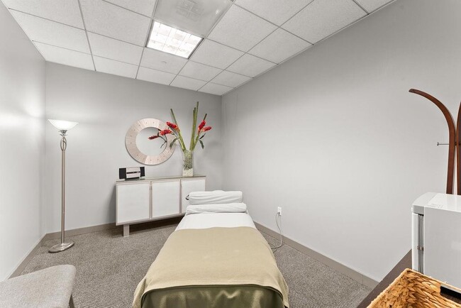 Building Photo - 3338 Peachtree Rd NE