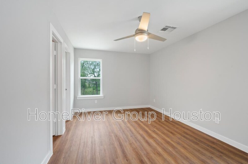 Building Photo - 8217 Crestview Dr