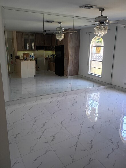 Building Photo - 706 Continental Dr