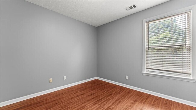 Building Photo - 450 Manor Glen Dr