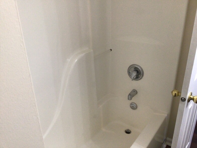 Building Photo - 2440 Tiptop Dr