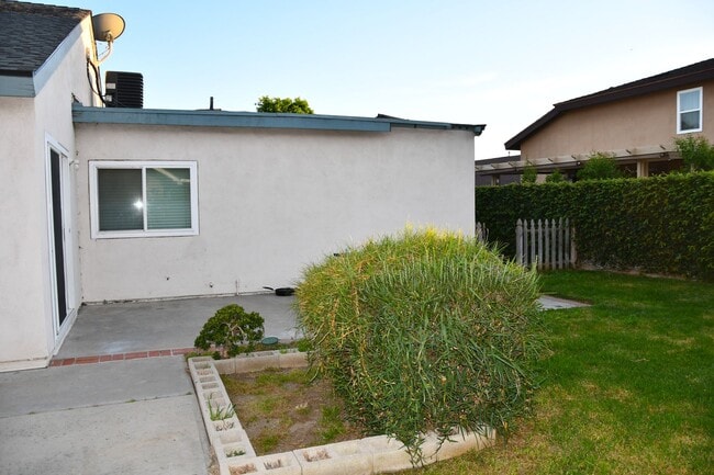 Building Photo - 1271 N Mosswood Dr