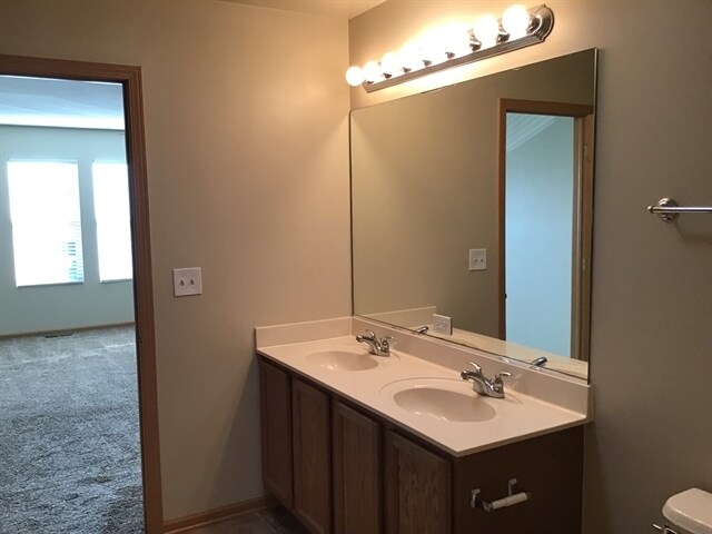 Building Photo - 818 Glen Cove Ln