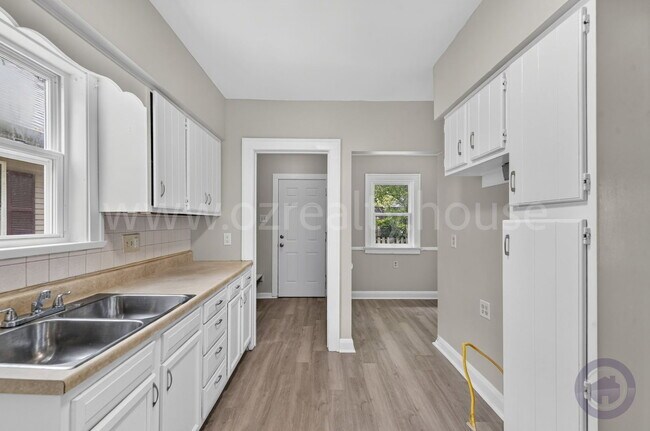 Building Photo - 2034 Berkshire Pl