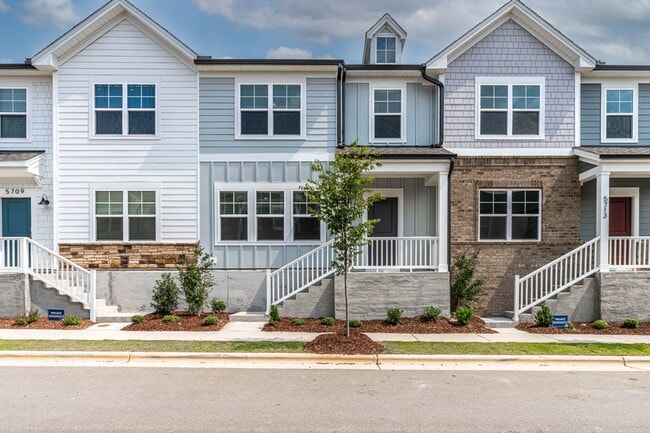 Building Photo - Cozy Townhome with 2 car garage!
