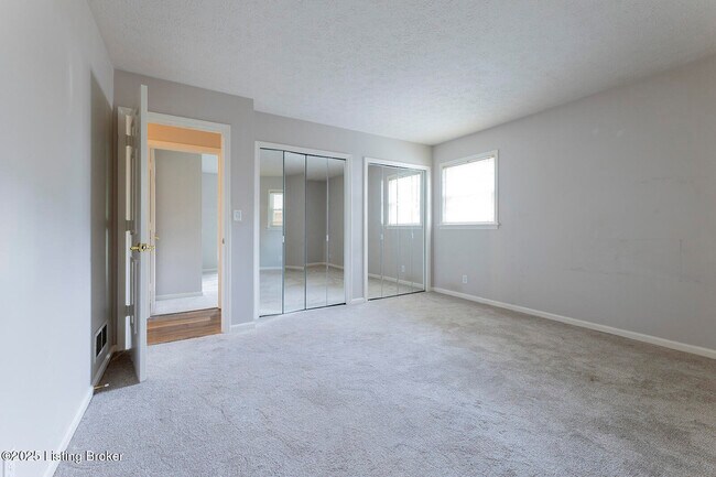 Building Photo - 2901 Creekside Dr