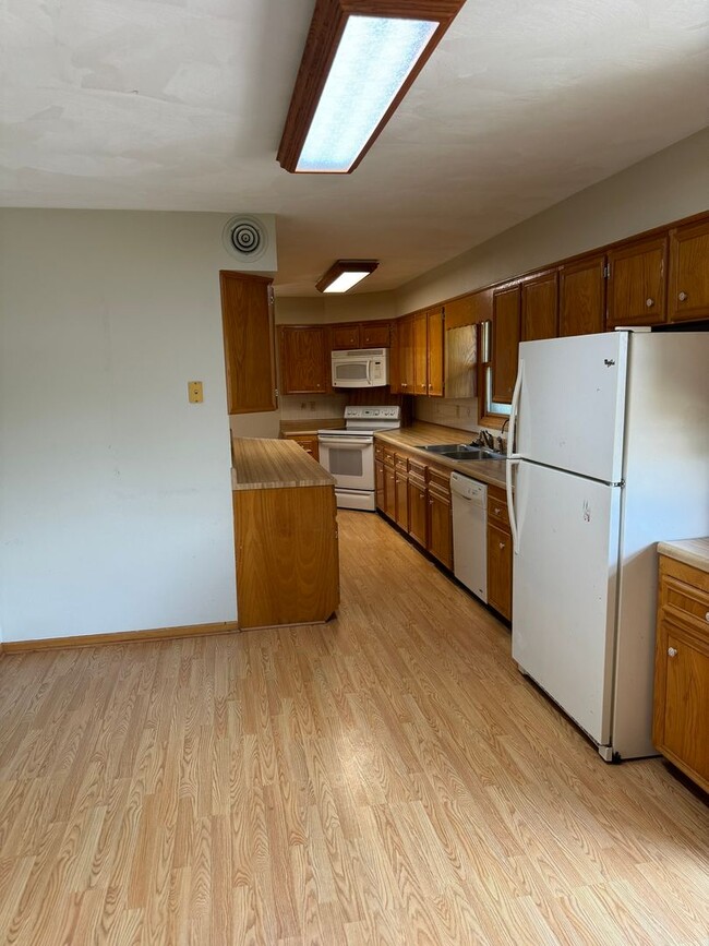 Building Photo - Spacious 3-Bedroom Home with Bonus Rooms i...