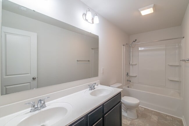 Building Photo - Freshly Renovated 4-Bedroom Home with Mode...