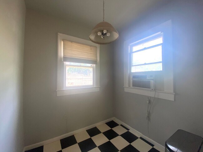 Building Photo - Walling