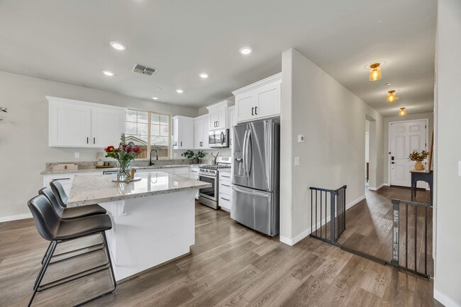Building Photo - Newer Home on Large Corner Lot with Lots of Natural Light!