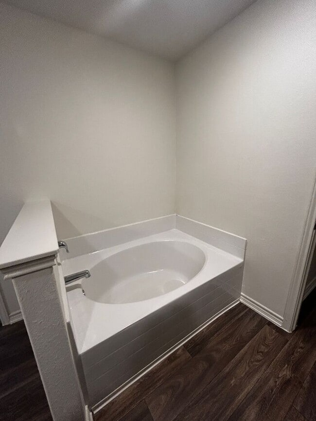 Building Photo - 4BR SFR w/ 2,198 Sq Ft near Downtown Elgin