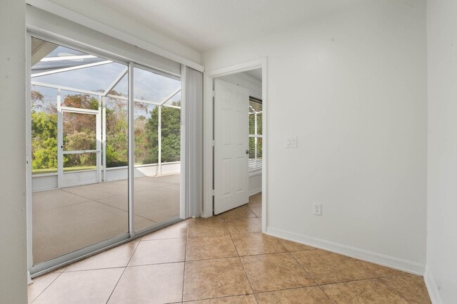 Building Photo - Lovely spacious 3bd/2bath townhouse with screen patio!