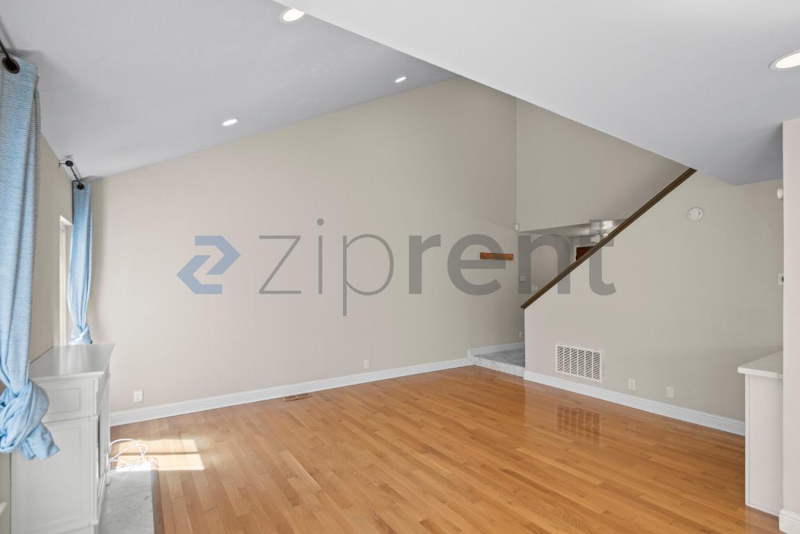 Building Photo - Unit