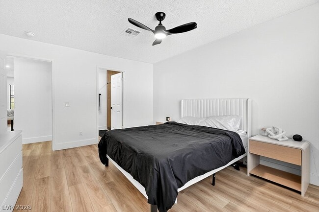 Building Photo - 5576 W Rochelle Ave.