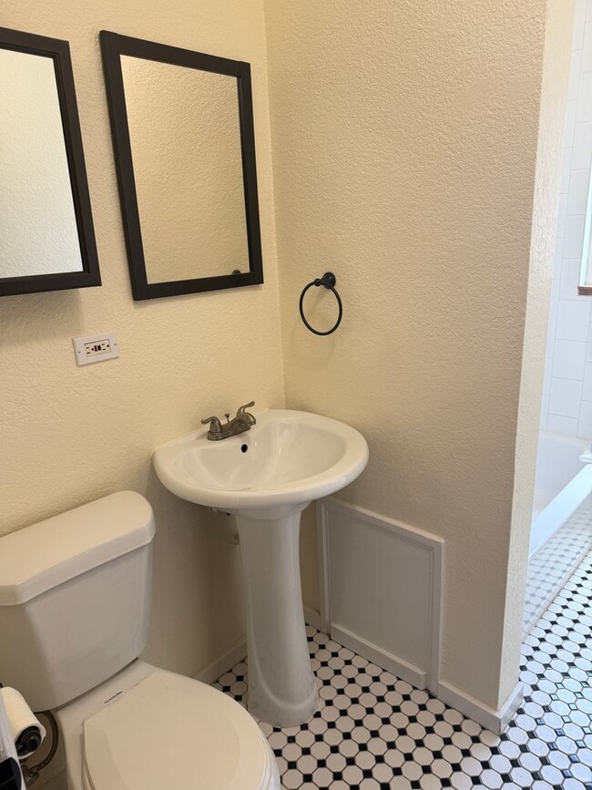 Building Photo - Updated 1 bedroom 1 bath in Mayfair