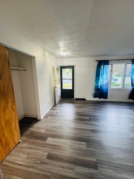 Building Photo - 5620 Cresthaven Ln